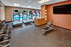 einen Fitnessraum mit einer Reihe von Stühlen und einem Flachbild-TV in der Unterkunft TownePlace Suites by Marriott Auburn University Area in Auburn