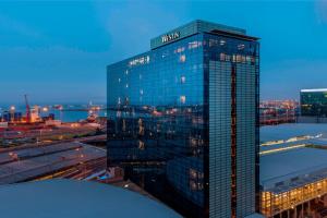 Un grand bâtiment avec un panneau en haut dans l'établissement The Westin Cape Town, au Cap