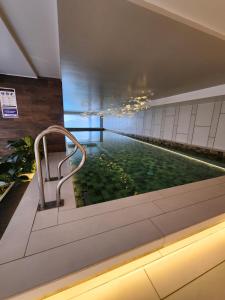 a swimming pool in a building with a pooliteratoriteratorachuythonythonythonython at Suite departamento de lujo sector la Carolina in Quito