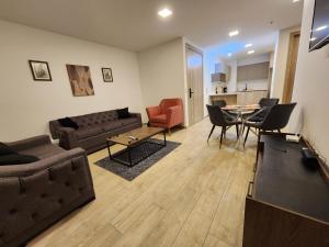 sala de estar con sofá y mesa en Suite departamento de lujo sector la Carolina en Quito