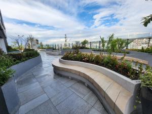 a patio with flowers and plants on a building at Suite departamento de lujo sector la Carolina in Quito