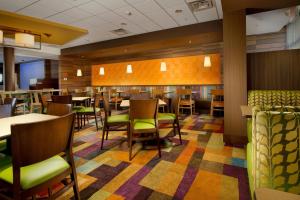 諾克斯維爾的住宿－Fairfield by Marriott Inn & Suites Knoxville Turkey Creek，餐厅内带桌椅的用餐室