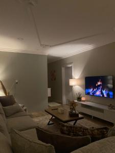 a living room with a couch and a flat screen tv at شقة مفروشة خاصه بالخبر in Al Khobar