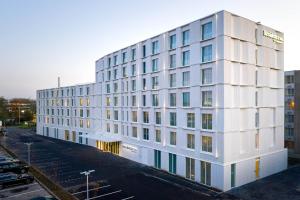 un edificio bianco con un cartello sul lato di Residence Inn Ghent by Marriott a Gand