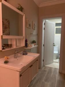 Et badeværelse på شقة مفروشة خاصه بالخبر