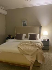 a bedroom with a large bed in a room at شقة مفروشة خاصه بالخبر in Al Khobar