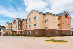 Fairfield Inn & Suites Waco South في واكو: تقديم فندق بموقف