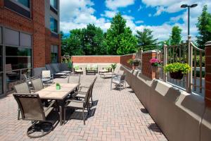 un patio avec des tables et des chaises dans un bâtiment dans l'établissement SpringHill Suites by Marriott Philadelphia Willow Grove, à Willow Grove