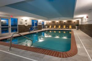 una gran piscina cubierta en una habitación de hotel en Fairfield Inn & Suites by Marriott Enterprise, en Enterprise