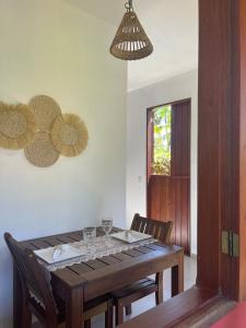 - une salle à manger avec une table et des chaises en bois dans l'établissement Chalés Solar do Patacho, à Porto de Pedras