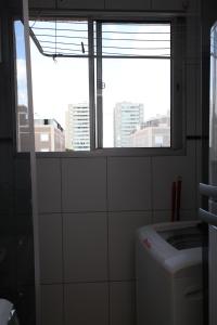 a bathroom with a window and a toilet and a sink at Apartamento Aeroporto/ Uniube in Uberaba +20 photos