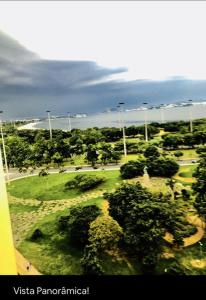 リオデジャネイロにあるStudio perto de tudo vista Mar Flamengoの木々と道路のある公園の上空の景色