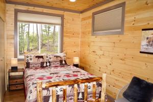 Schlafzimmer mit einem Bett und einem Fenster in der Unterkunft 7 BEARS Stunning views in Sevierville