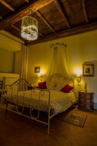 Postel nebo postele na pokoji v ubytování Agriturismo Specchio Del Lago + 37 fotografií
