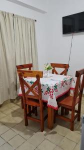 mesa de comedor con mantel de Navidad en Italia apart departamentos por día con cochera opcional en Corrientes