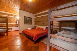1 Schlafzimmer mit 2 Etagenbetten in einer Hütte in der Unterkunft Hotel Casa Elemento Villa de Leyva in Villa de Leyva