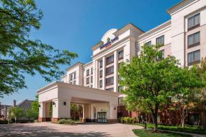 een weergave van de voorkant van het hotel bij SpringHill Suites by Marriott Gaithersburg in Gaithersburg