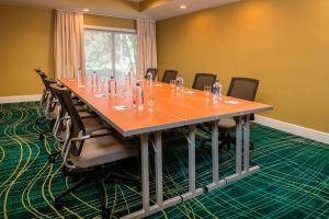 une salle de conférence avec une grande table et des chaises dans l'établissement SpringHill Suites by Marriott Gaithersburg, à Gaithersburg