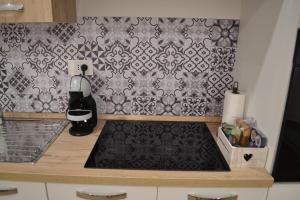 um balcão de cozinha com papel de parede preto e branco em Nel Cuore del Borgo em Vitorchiano