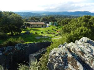 een uitzicht vanaf de top van een heuvel met rotsen bij Chicchiritanos in Monti