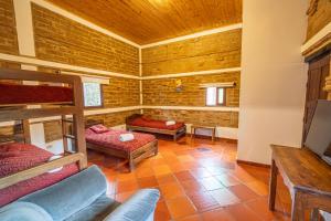 een kamer met een stapelbed en een bank bij Hotel Casa Elemento Villa de Leyva in Villa de Leyva