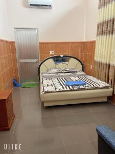 1 dormitorio con 1 cama en una habitación con puerta en LAN168, en Long Hai