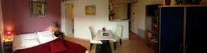 プレランにあるStudio des Rosairesのリビングルーム(テーブル、ベッド、テーブル、椅子付)