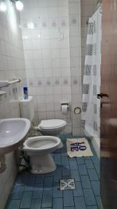 baño con 2 aseos y lavamanos en Italia apart departamentos por día con cochera opcional en Corrientes