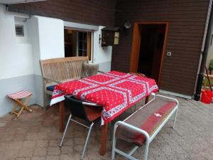 Engi的住宿－Glärnisch Blick，一张桌子和椅子,配有红色和白色的桌布