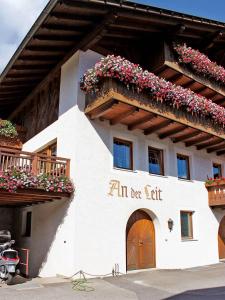 a building with flower boxes on the side of it at Garni An der Leit in Lagundo