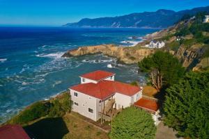 Bird's-eye view ng Stunning Oceanview Shelter Cove! Private Hot Tub! Oceanfront! Tesla EV station