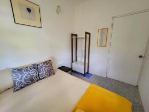 um quarto com uma cama com uma almofada em Comfort Suites - Two Bedroom Apartment em Choiseul