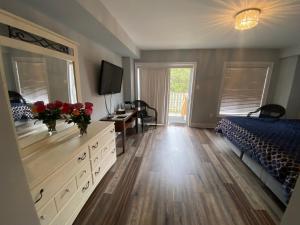 een slaapkamer met een bed en een dressoir met bloemen erop bij 2 bedroom with 2 ensuites Unit in Richmond Hill in Richmond Hill