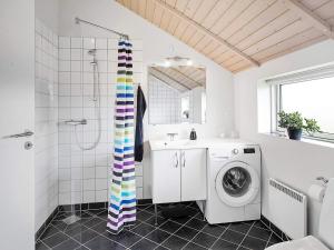 y baño con lavabo y lavadora. en Holiday home Sydals XL, en Neder Lysabild