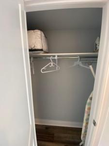 um closet com uma porta aberta em 2 bedroom with 2 ensuites Unit in Richmond Hill em Richmond Hill