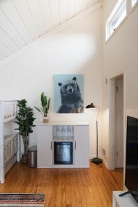 un salon avec une photo d'ours sur le mur dans l'établissement Winter Retreat at Oak Ledge! Ski Tips & Cozy Sips, à Lyndhurst