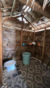 Selpele的住宿－Kamar Raja GuestHouse，一间带卫生间和桶的浴室