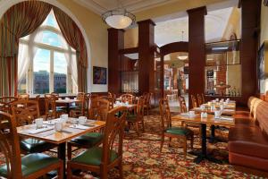 Restaurace v ubytování Armenia Marriott Hotel Yerevan