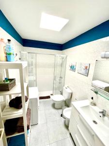 uma casa de banho com um WC, um chuveiro e um lavatório. em Luxury Suite Sea Front III em Playa Honda