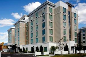 un montage de l'avant d'un bâtiment dans l'établissement TownePlace Suites by Marriott Orlando Downtown, à Orlando