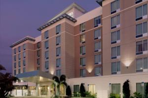 una imagen de la parte delantera de un hotel en TownePlace Suites by Marriott Orlando Downtown en Orlando