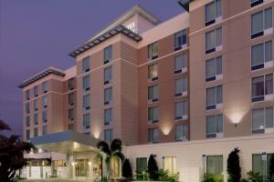 een afbeelding van de voorkant van een hotel bij TownePlace Suites by Marriott Orlando Downtown in Orlando