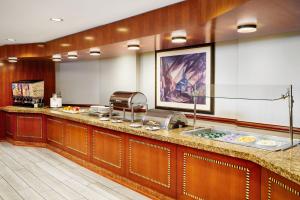Reštaurácia alebo iné gastronomické zariadenie v ubytovaní Residence Inn by Marriott Philadelphia Center City