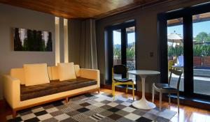 sala de estar con sofá, sillas y mesa en Dos Casas Hotel & Spa, en San Miguel de Allende