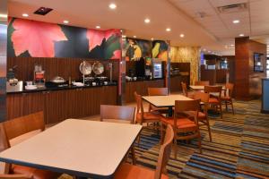 ein Restaurant mit Tischen und Stühlen und eine Bar in der Unterkunft Fairfield Inn & Suites by Marriott Santa Cruz in Santa Cruz