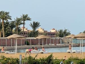 un grupo de personas sentadas en barcos en la playa en شقة بمنتجع علي البحر en Hurghada