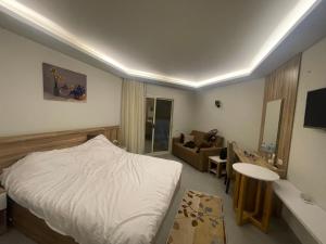 1 dormitorio con 1 cama y sala de estar en شقة بمنتجع علي البحر en Hurghada