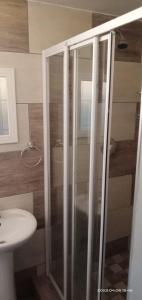W łazience znajduje się prysznic, toaleta i umywalka. w obiekcie Capital On French Guest House w mieście Pietermaritzburg