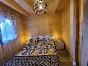 um quarto com uma cama num quarto de madeira em Gîte Girmont-Val-d'Ajol, 4 pièces, 6 personnes - FR-1-589-472 em Girmont-Val-dʼAjol
