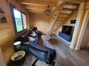 una vista aérea de una sala de estar en una cabaña de madera en Gîte Girmont-Val-d'Ajol, 4 pièces, 6 personnes - FR-1-589-472 en Girmont-Val-dʼAjol